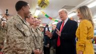 川普夫妇意外造访伊拉克 慰问驻地美军