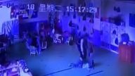 中国再爆虐童事件 教师推倒幼童逼吃呕吐物（组图）