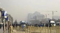 北京天安门前多人自杀 黑压压的警察围住现场