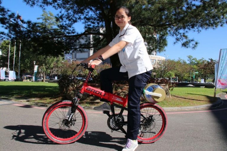 上完體育課衣服臭臭的 台高中生發明騎單車洗衣獲獎
