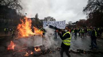 “黄背心”诉求升级 法国政府称周六恐有大暴动