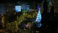 新闻放轻松：希腊雅典点亮圣诞树 节日气氛浓郁