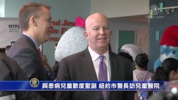 与患病儿童欢度圣诞 纽约市警长造访儿童医院