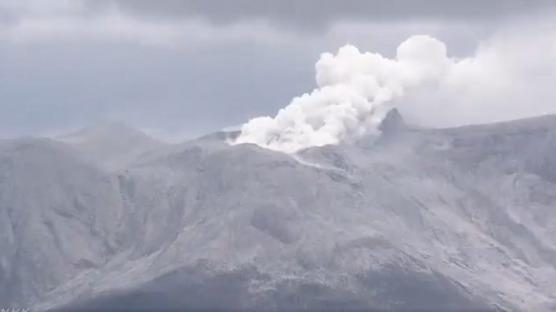 日本新岳火山爆裂式喷发 居民急撤无人受伤