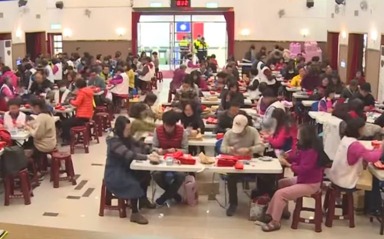 彰化市發逾億敬老紅包 150警護送300多人點鈔