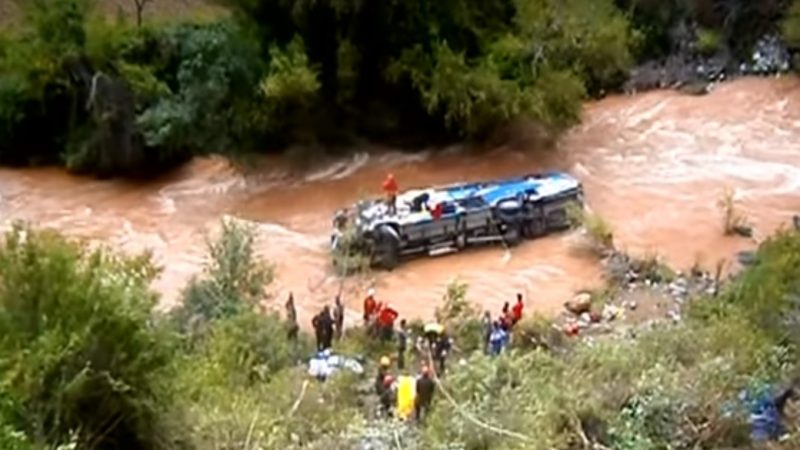 秘鲁巴士翻车坠入湍急河流 酿10死30人伤