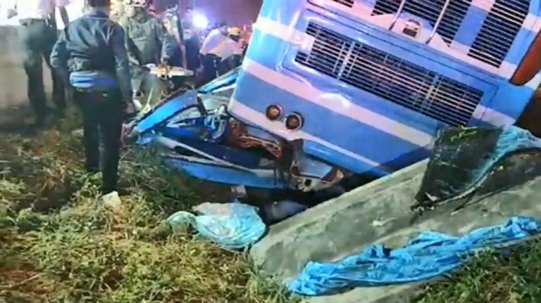 泰國雙層巴士雨中急刹翻覆 已知6死逾50人傷