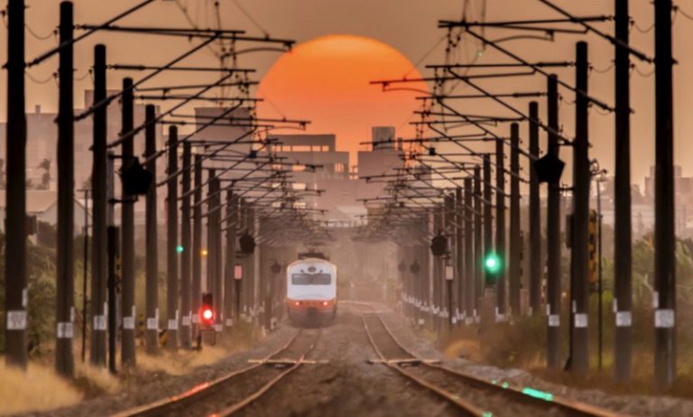 夕陽恰巧落在鐵路中央 雲科大學生追了7個月