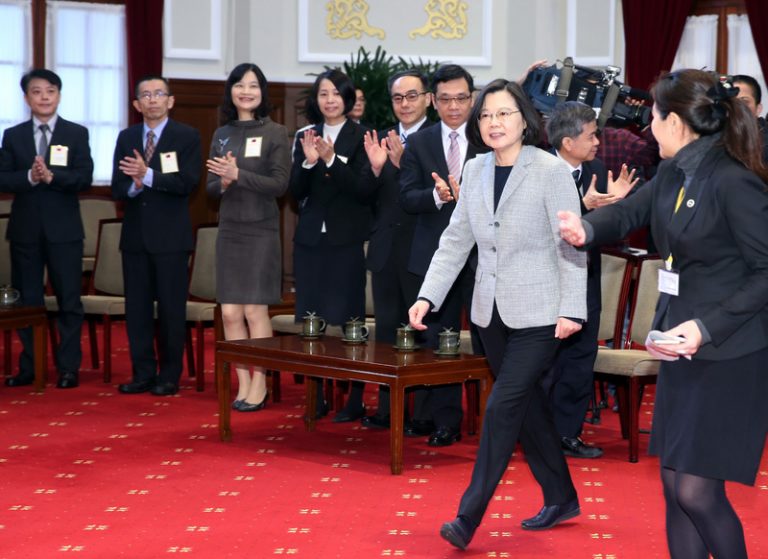 大紅包！台年前擬發放現金400億 薪30K以下受益