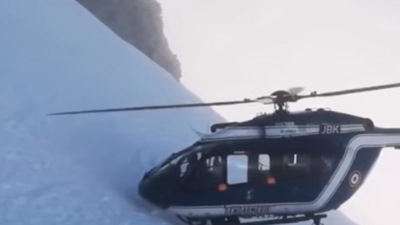 抢救滑雪客 法直升机几乎“碰壁” 倾斜