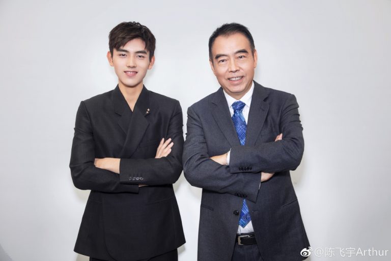 晒與父陳凱歌合照比身高 陳飛宇再翻口誤段子