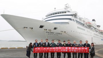 日籍客輪首度泊靠安平港 400旅客台南一日遊