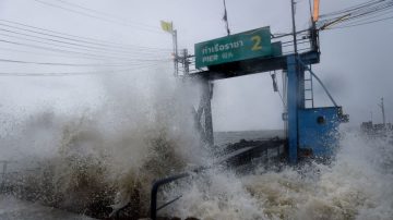 罕见风暴直扑泰国南部 3万人疏散海空交通瘫痪