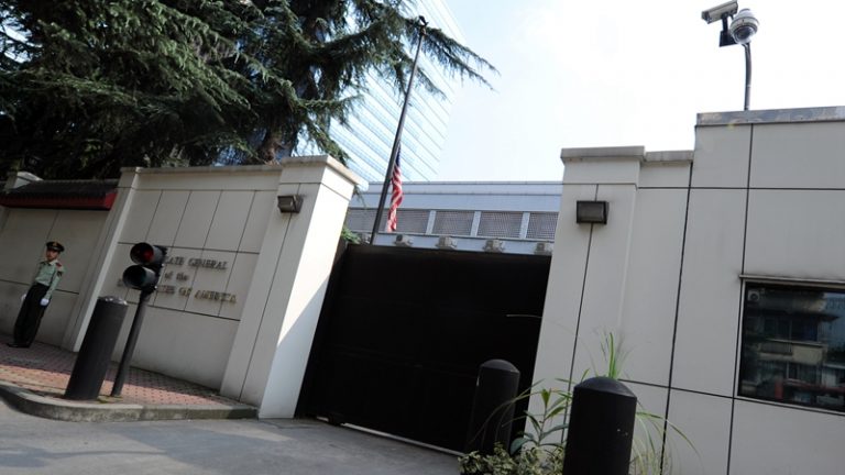揭秘：美駐成都領館外驚心動魄 三軍對峙子彈上膛