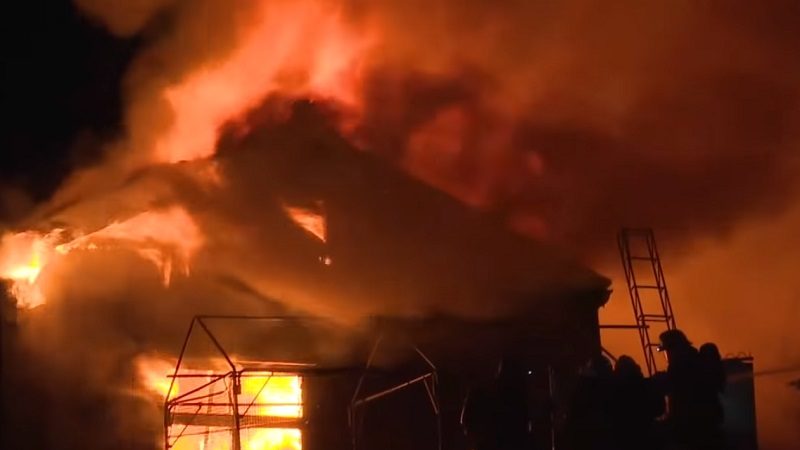 日新潟商住區失火 狂燒7小時毀15棟房3人死