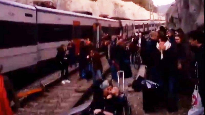 西班牙通勤列车迎头对撞 1死百人伤