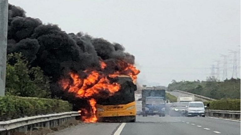 遊覽車突然冒煙爆炸 40多名港人及時下車逃生