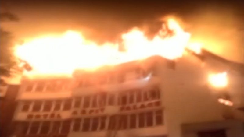 德里市中心酒店大火 至少9人死亡