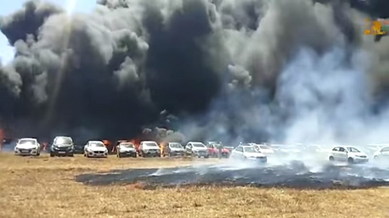 印度航空展停车场大火 逾300辆汽车焚毁(视频)