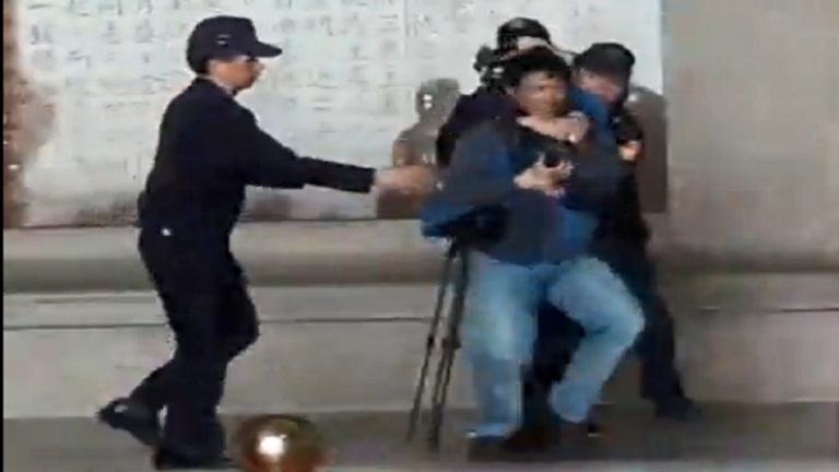 北市男朝蔣介石銅像扔粥 遭警帶回(視頻)