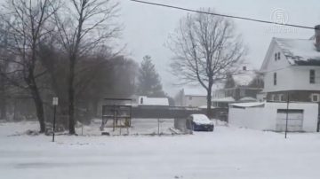 冬季风暴抵纽约 雪雨纷飞 道路泥泞