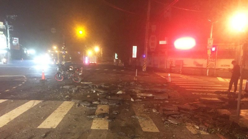 新竹县乡道人孔盖气爆 炸出4平方公尺坑洞