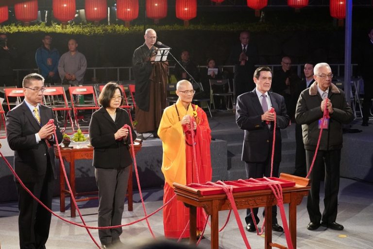 蔡、馬、吳同台 「除夕撞鐘」祈福