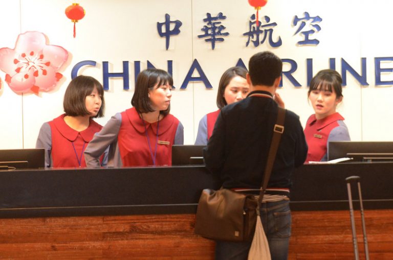 要求撤換何煖軒 空服員工會挺華航機師罷工
