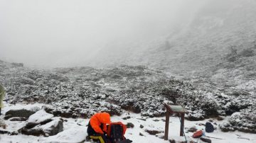 低溫水氣足 雪山圈谷積雪10公分