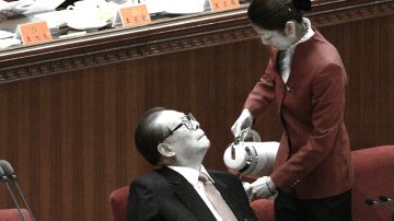 央視惡搞江澤民：被孫女尿了一褲子