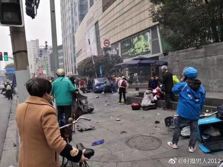 上海汽車失控衝撞行人 台旅行社團員1死9傷