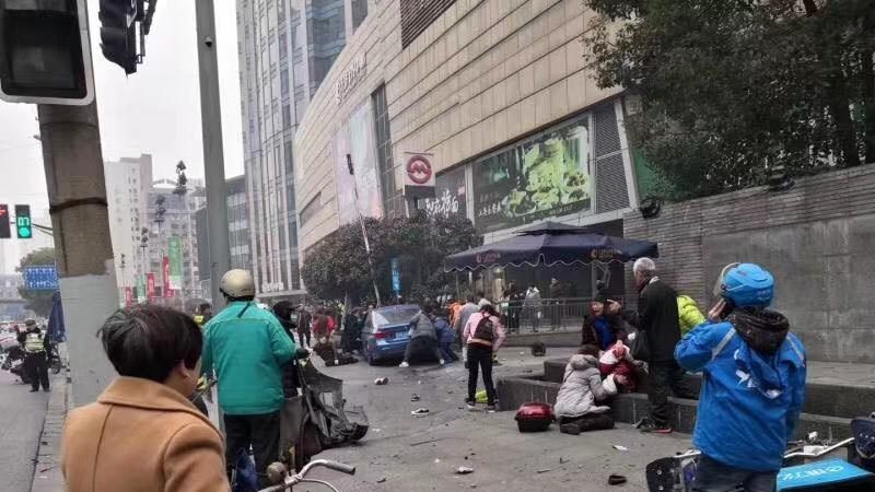 上海汽车失控冲撞行人 台旅行社团员1死9伤