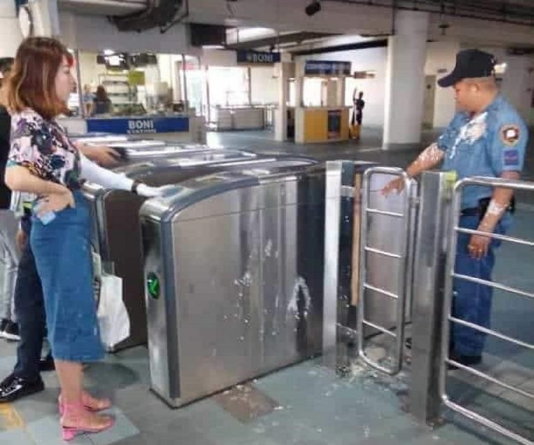 中國籍女子向菲警潑豆花 無禮行為激公憤