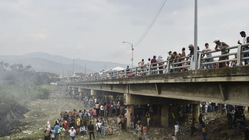 委國邊境混亂 軍民衝突物資卡車遭焚近300人傷
