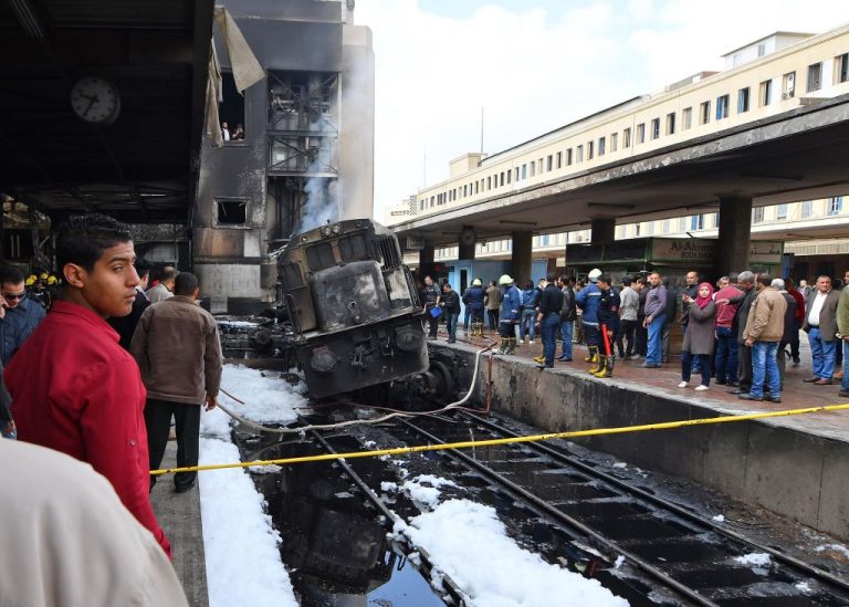 埃及火車撞月台瞬間爆炸 原因：兩司機員吵架(視頻)