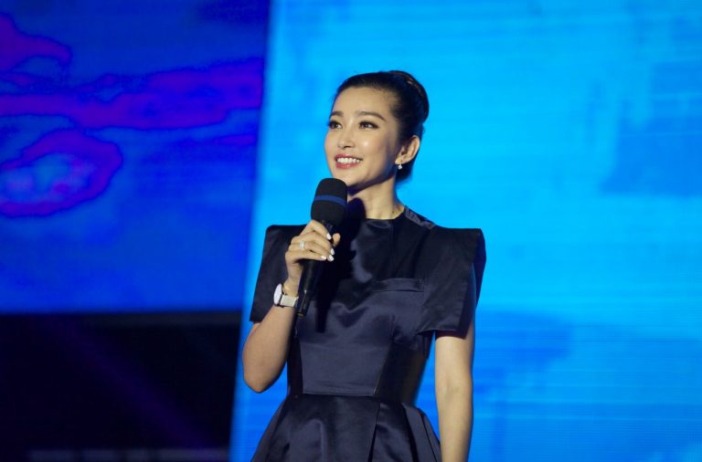和外甥們一起剪紙 李冰冰：過年過的就是年味