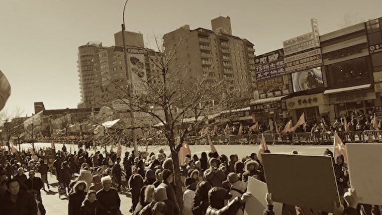 【禁聞】法拉盛新年遊行 紅旗佔街引反感