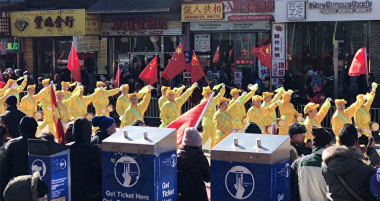 「中共花錢招了很多人來看法輪功遊行」