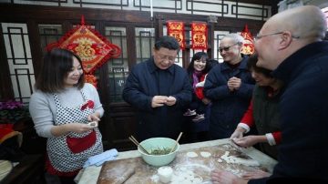 习近平现身北京前门包饺子引围观