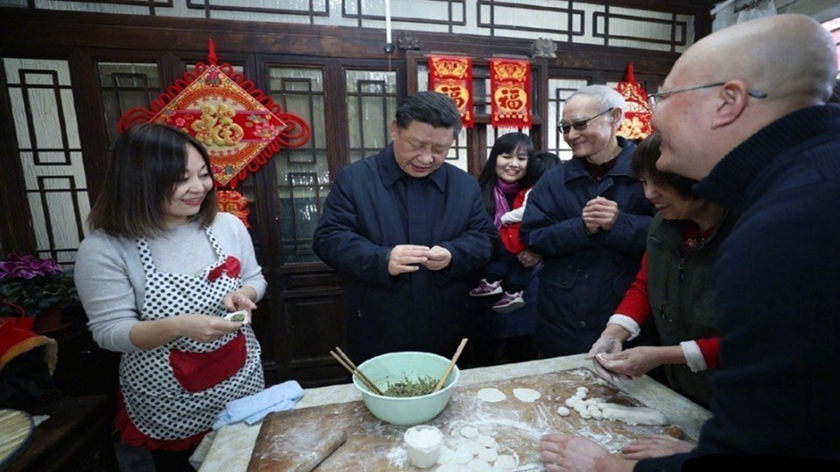 習近平來到北京前門東區一戶居民家中包餃子,引發輿論圍觀。(微信圖片)
