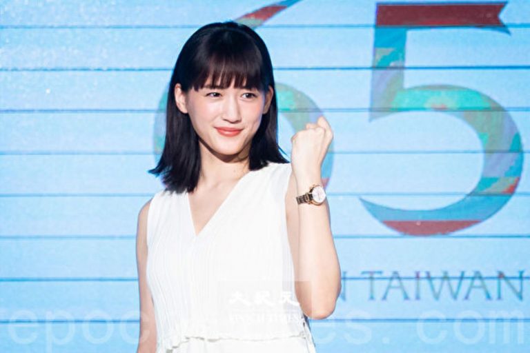 綾瀨遙著洋裝稱職代言 中文發音逗樂全場
