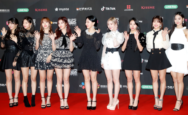 TWICE《#TWICE2》連二日摘日本公信榜冠軍