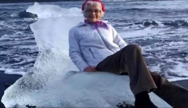 驚險！77歲阿嬤坐冰山拍照 險漂走