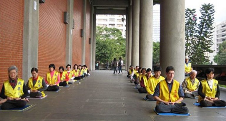 國父紀念館真相點 大陸遊客：法輪大法好