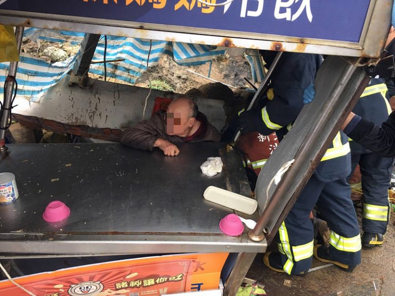 新北石門區土石滑落 兩人遭壓一人腿傷
