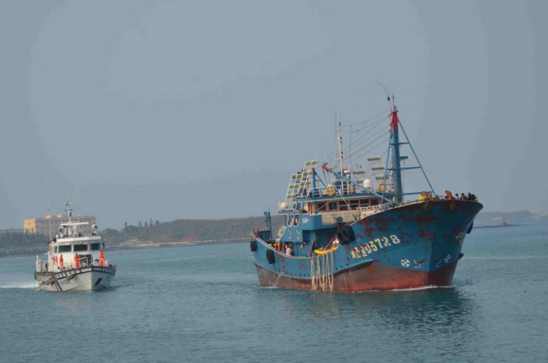 陸船挾帶豬肉越界捕魚  台海巡登船壓制