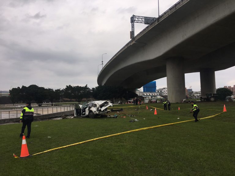 男失控衝出護欄 發巨大聲響墜20公尺亡(視頻)