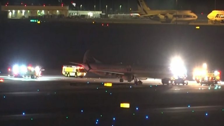 美聯波音客機迫降 乘客：冒煙閃光 強烈震動