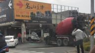 高雄混凝土車直衝烤鴨店 場面混亂3人送醫