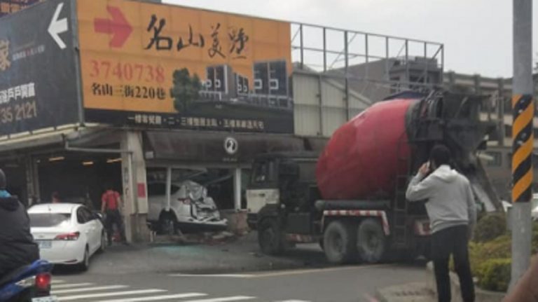 高雄混凝土車直衝烤鴨店 場面混亂3人送醫